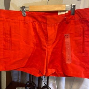 Is red, but he look like more orange